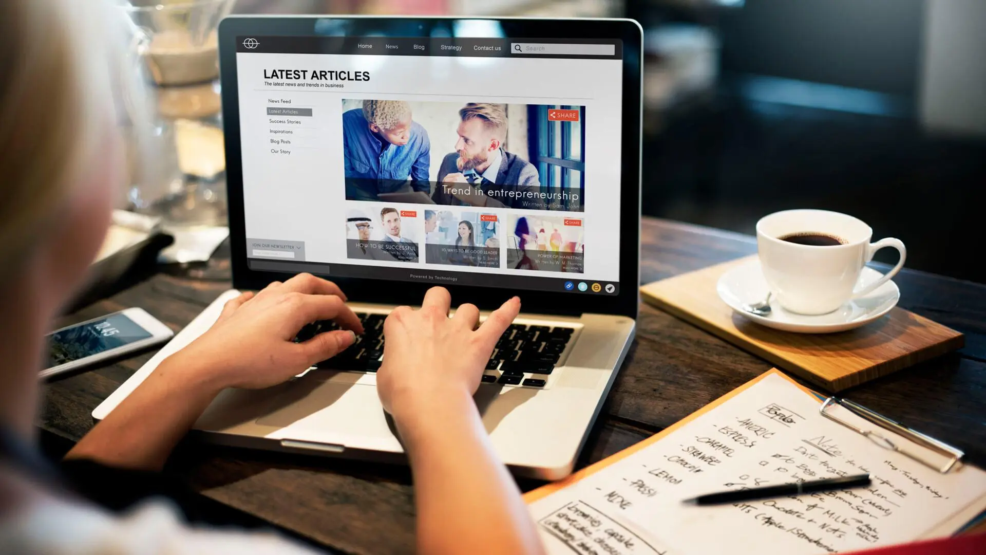 Eine Frau arbeitet auf ihrem Laptop